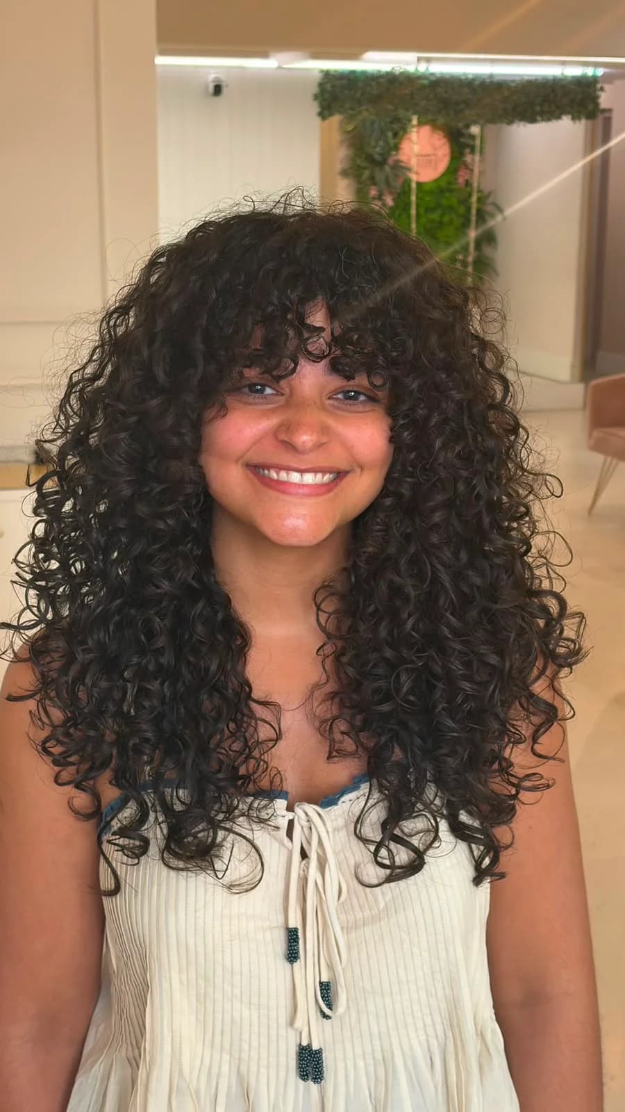 Curly hair cut by Laise Queiroz, hairdresser in Lisbon — look 5