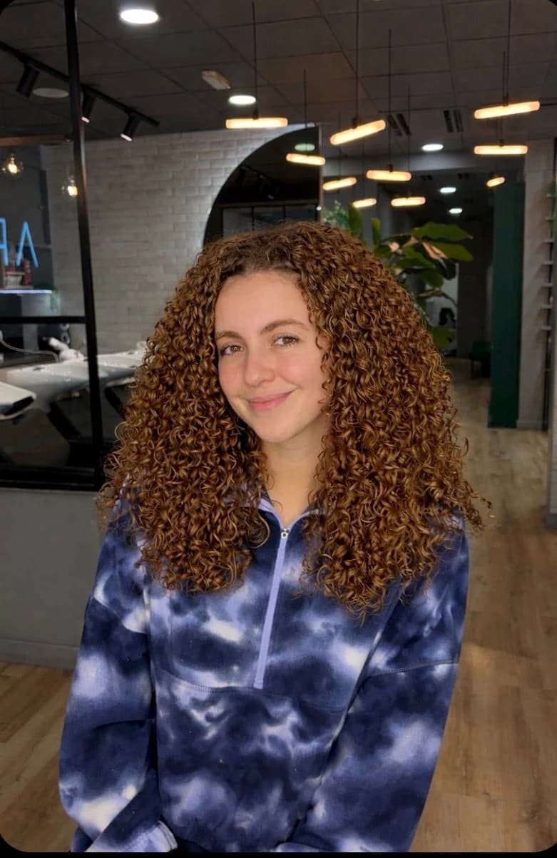 Curly hair cut by Laise Queiroz, hairdresser in Lisbon — look 1