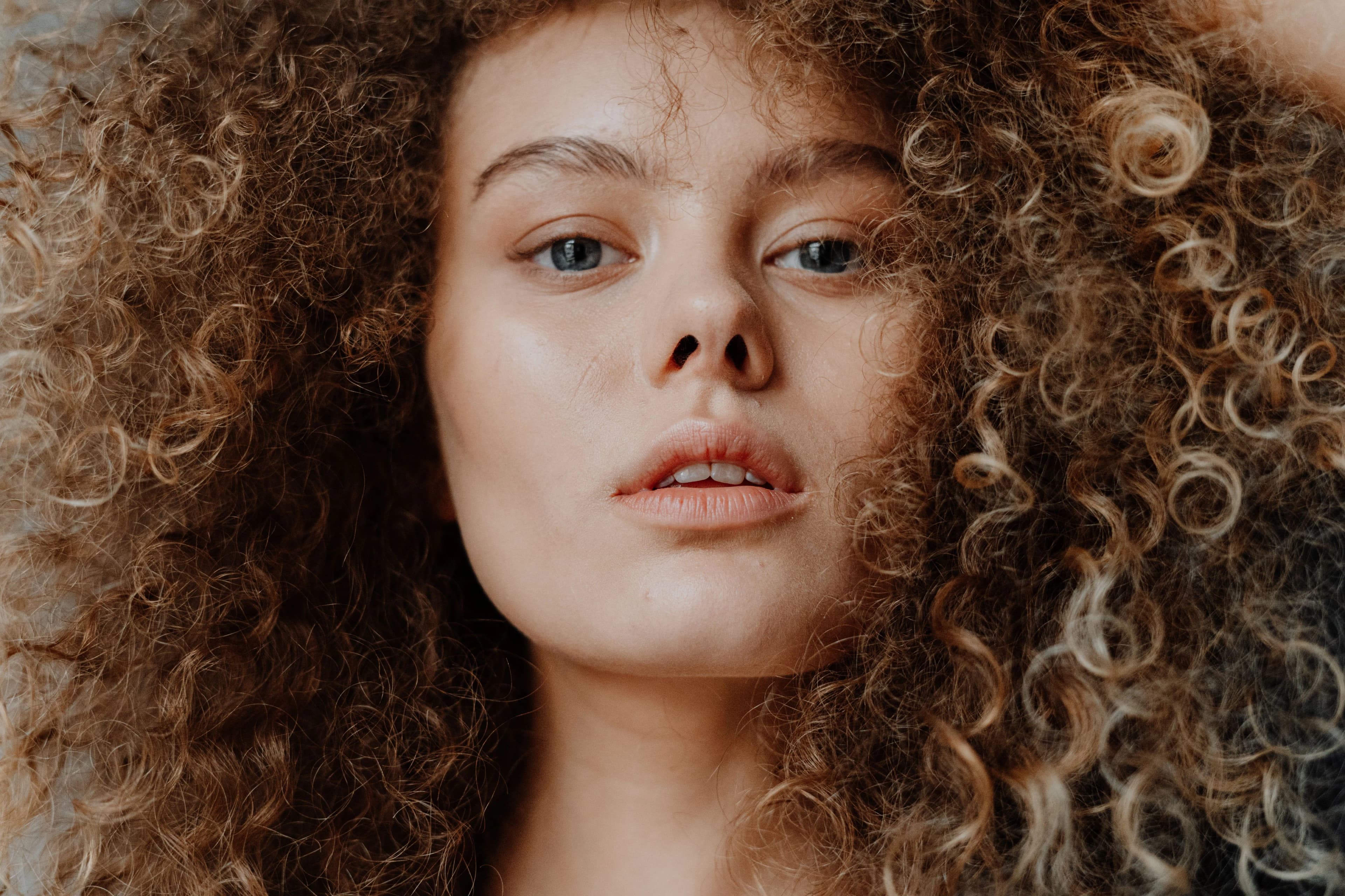 Laise Queiroz – curly hair and color specialist in Lisbon
